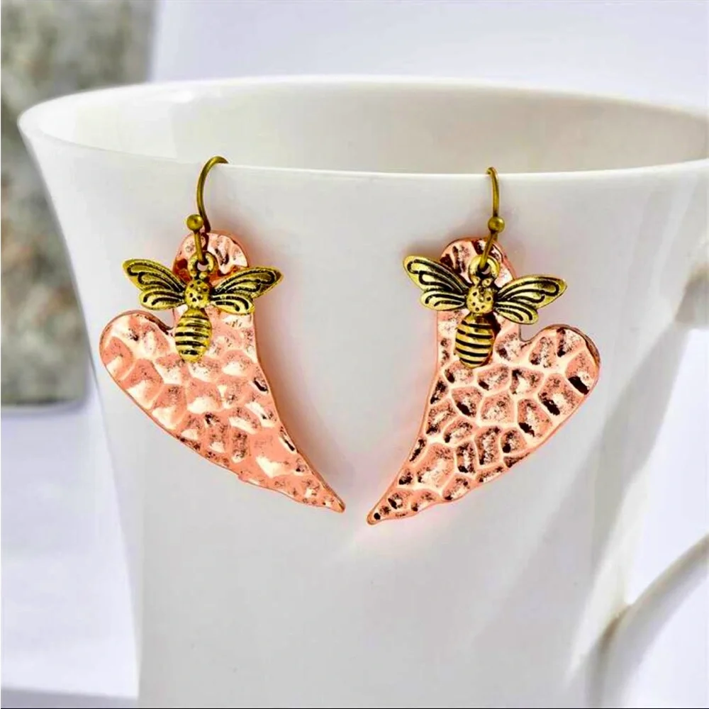 NWT Vintage Bee Heart Shape Pendant Dangle Earrings - Picture 1 of 6